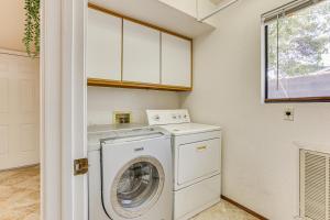 Fotografie z fotogalerie ubytování Pet-Friendly Home with Game Room in Las Vegas! v Las Vegas