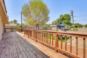 Balkón nebo terasa v ubytování Pet-Friendly Home with Game Room in Las Vegas!
