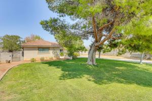 Zahrada ubytování Pet-Friendly Home with Game Room in Las Vegas!