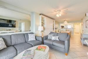 een woonkamer met twee banken en een tafel bij Oceanfront Condo with Heated Pool in Emerald Surf! in Navarre
