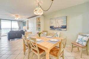 een eetkamer met een tafel en stoelen bij Oceanfront Condo with Heated Pool in Emerald Surf! in Navarre