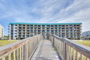 een brug over een promenade voor een gebouw bij Oceanfront Condo with Heated Pool in Emerald Surf! in Navarre
