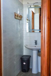 Skela e Pirgut في ديفيجاكه: حمام مزود بحوض ومِرآة