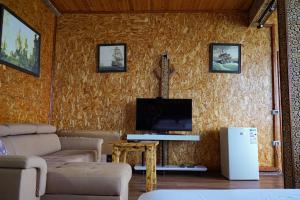 Skela e Pirgut في ديفيجاكه: غرفة معيشة مع أريكة وتلفزيون +28 صورة