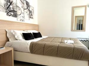 a bedroom with a large bed with a mirror at Hotel Park in Rossano