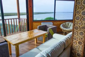 Skela e Pirgut في ديفيجاكه: غرفة معيشة مع أريكة وطاولة خشبية