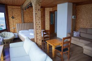 Skela e Pirgut في ديفيجاكه: غرفة معيشة بها أريكة وطاولة