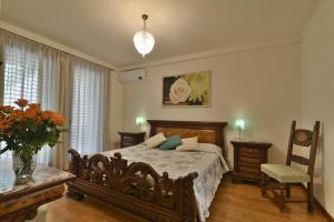 une chambre avec un lit, une table et une chaise dans l'établissement PadovaResidence Apartments - vista Piazza delle Erbe e Palazzo della Ragione, à Padoue