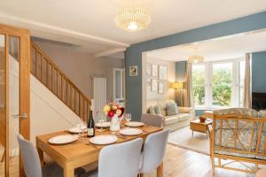 Et opholdsområde på Host & Stay - Clearmount Cottage + 19 billeder