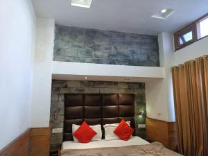 un dormitorio con chimenea de ladrillo y una cama con almohadas rojas en zoz sm7, en Shimla 86 fotos más