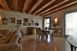 un salon avec un canapé et une table dans l'établissement PadovaResidence Apartments - vista Piazza delle Erbe e Palazzo della Ragione, à Padoue