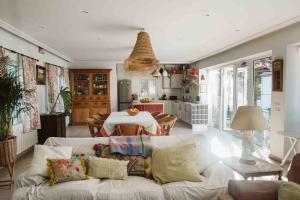 un soggiorno con un divano bianco e un tavolo di CASA BUGANVILLA a Barbate