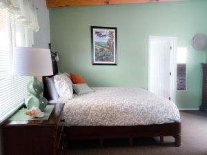 a bedroom with a bed and a lamp on a dresser at Riverview Cozy Home by the River in Klamath
