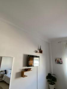 Μια τηλεόραση ή/και κέντρο ψυχαγωγίας στο Chambre d'hôte dans un appartement