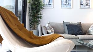 Khu vực ghế ngồi tại SUNSET WAVES sweet apartment