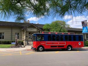 a red and blue bus parked in a parking lot at Starved Rock Lodge in Oglesby