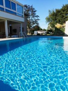 Πισίνα στο ή κοντά στο Harmonie Apartments 5 mins from A6 et Chalon sur Saône