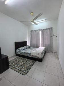Ένα ή περισσότερα κρεβάτια σε δωμάτιο στο Homestay Melodee Apartment 2 Rooms Seri Kembangan