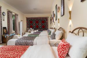 szereg łóżek w pokoju w obiekcie Green Yard boutique guesthouse w Taszkiencie +22 zdjęcia