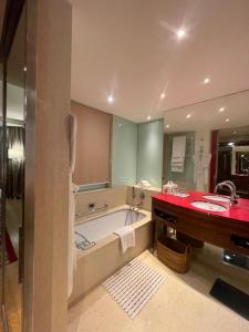 Bagno di ITC Maurya, a Luxury Collection Hotel, New Delhi