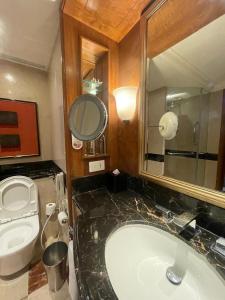 Bagno di ITC Maurya, a Luxury Collection Hotel, New Delhi