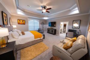 Un dormitorio grande con una cama y un sofá. en Insurance Housing Fully Furnished & Stress-free, en Sherwood
