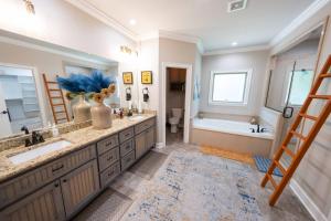 Baño con 2 lavabos, bañera y escalera en Insurance Housing Fully Furnished & Stress-free, en Sherwood 66 fotos más
