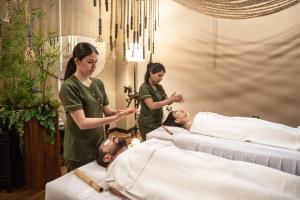 two women in a hospital room with a patient at Las Cumbre Hotel & Spa Termal in Quetzaltenango