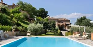 a swimming pool in a yard with a house at Agriturismo Casale Giulia in Volterra