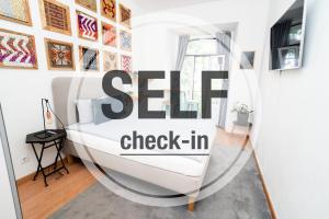 里斯本克雷斯波旅馆 的一间白色的房间，墙上挂着“寻求登记”的牌子