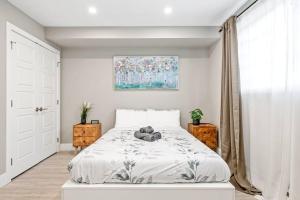 エドモントンにあるModern Studio Unit - Close to DTの寝室のベッドに寝た熊