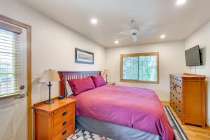 Un dormitorio con una cama, una cómoda y un televisor. en Condo with Mtn View Less Than 1 Mi to Steamboat Resort!, en Steamboat Springs