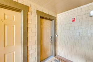 pasillo con puerta y pared de ladrillo en Condo with Mtn View Less Than 1 Mi to Steamboat Resort!, en Steamboat Springs 23 fotos más