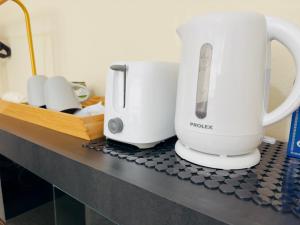 マンチェスターにあるDouble bedroom near city center Manchesterの白い電化製品2台