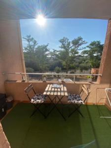 a balcony with a table and two chairs and a view at Studio cosy in Balaruc-les-Bains