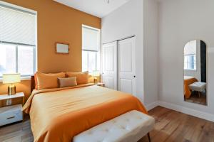 Ένα ή περισσότερα κρεβάτια σε δωμάτιο στο Mardi Gras Hideaway Cozy 2BR in Soulard