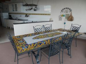 チェファルにあるCasa Sirenaのキッチン(テーブル、椅子、カラフルなテーブルクロス付)