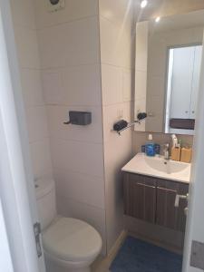 een witte badkamer met een toilet en een wastafel bij Dpto 2 piezas 2 baños al lado de las dunas de Concon in Viña del Mar
