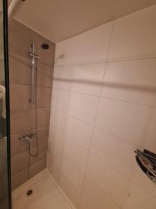 een badkamer met een douche met een glazen deur bij Dpto 2 piezas 2 baños al lado de las dunas de Concon in Viña del Mar