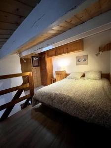 Charmant T2 Mezzanine Port Leucate في لوسات: غرفة نوم بها سرير كبير في الغرفة