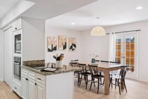 Η κουζίνα ή μικρή κουζίνα στο Family Friendly Retreat - Pool - Putting Green