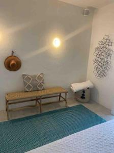 une chambre avec un banc et un tapis dans l'établissement Luxury 1 Bedroom Beach House Casa Dos Aguas, à Yelapa