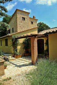 アメリアにあるB&B and Wellness Il Pomario di Montepiglio Resort Naturistaのパティオ付きの家の外の景色を望めます。
