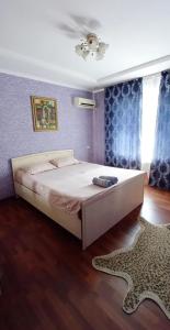 Postel nebo postele na pokoji v ubytování Квартира 13 в центре города