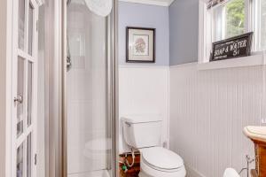 une salle de bain blanche avec toilettes et douche dans l'établissement Rustic Waterfront Cottage with Fire Pit and Kayaks, à Weare 24 autres photos