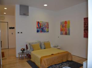 Habitación con cama, sofá y TV. en Red & Black Apartment, en Zagreb