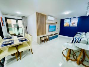 a living room with a table and a dining room at Apartamento dos Sonhos na Praia dos Anjos in Arraial do Cabo +69 photos