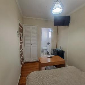 Uma TV ou centro de entretenimento em Hostal Terraza Recreo