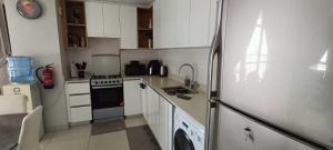 Dapur atau dapur kecil di Upscale 2BR apartment with a complete view of the sea on Al Reem Island