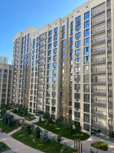 un grande condominio con cortile di fronte di Жилой комплекс Al-Farabi a Shymkent